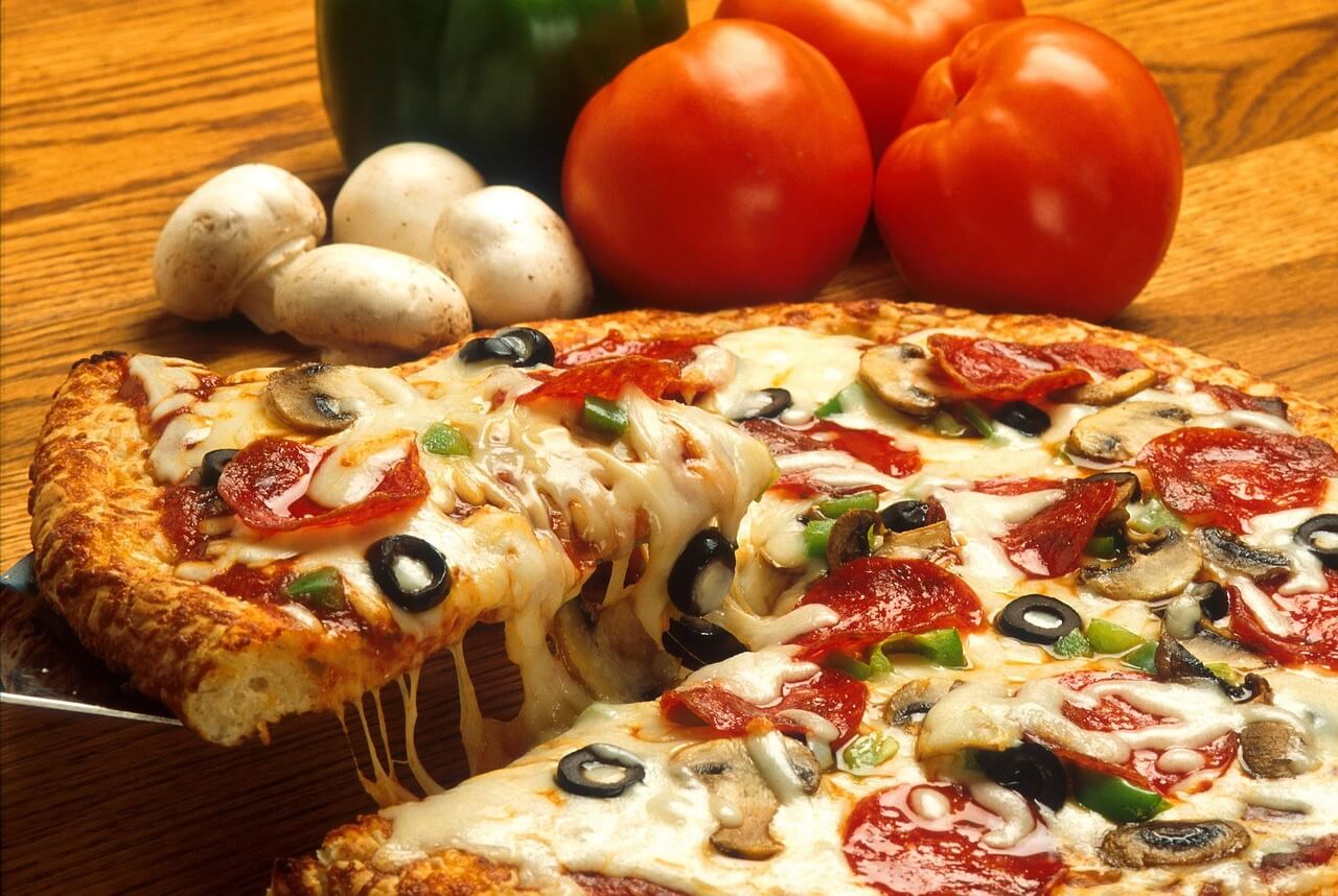pizza, drink, food-386717.jpg